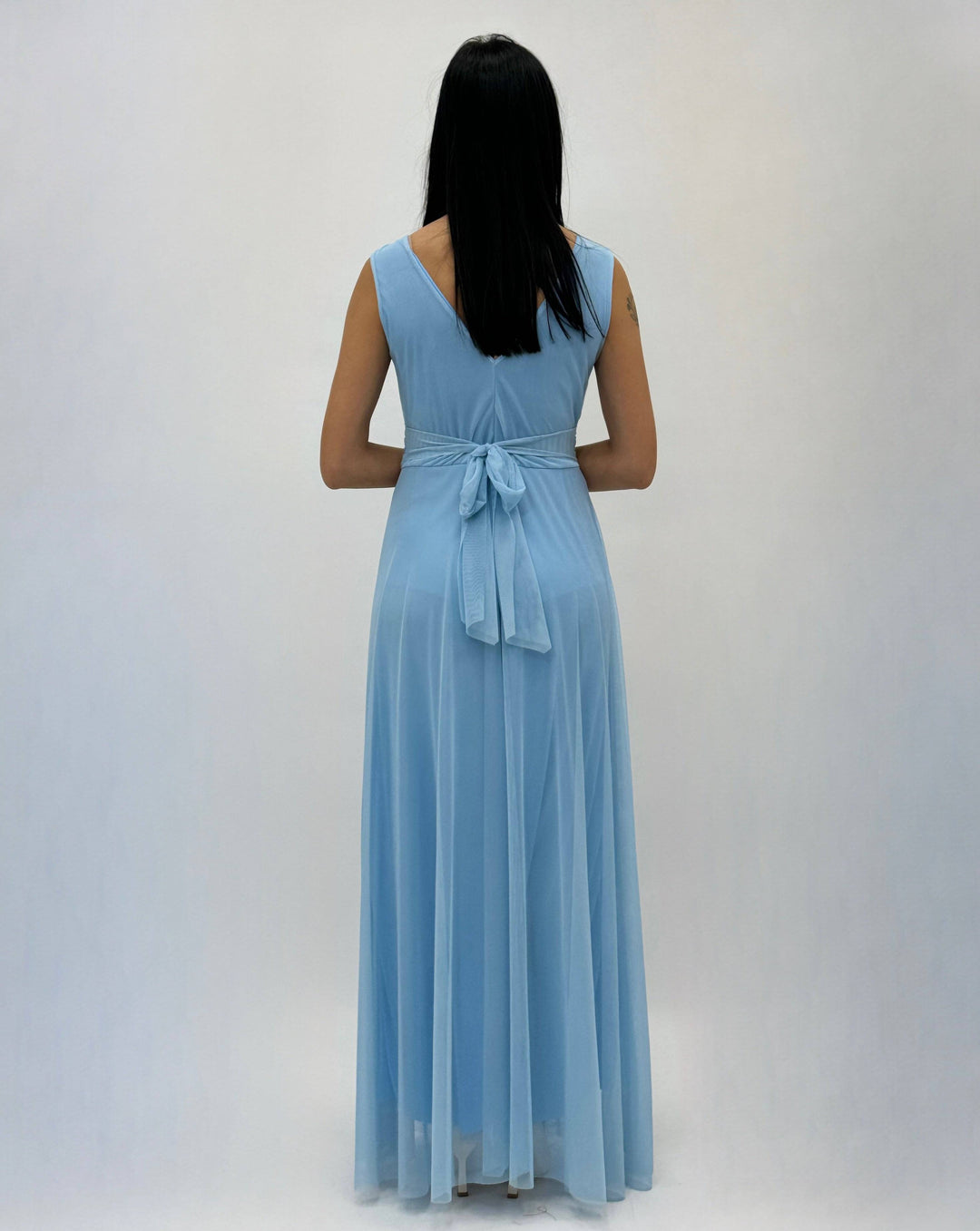 Emma & Rose Cape Town Jolien™ Arianna Dress abiti with flowing fabric and elegant design, shown on a model.