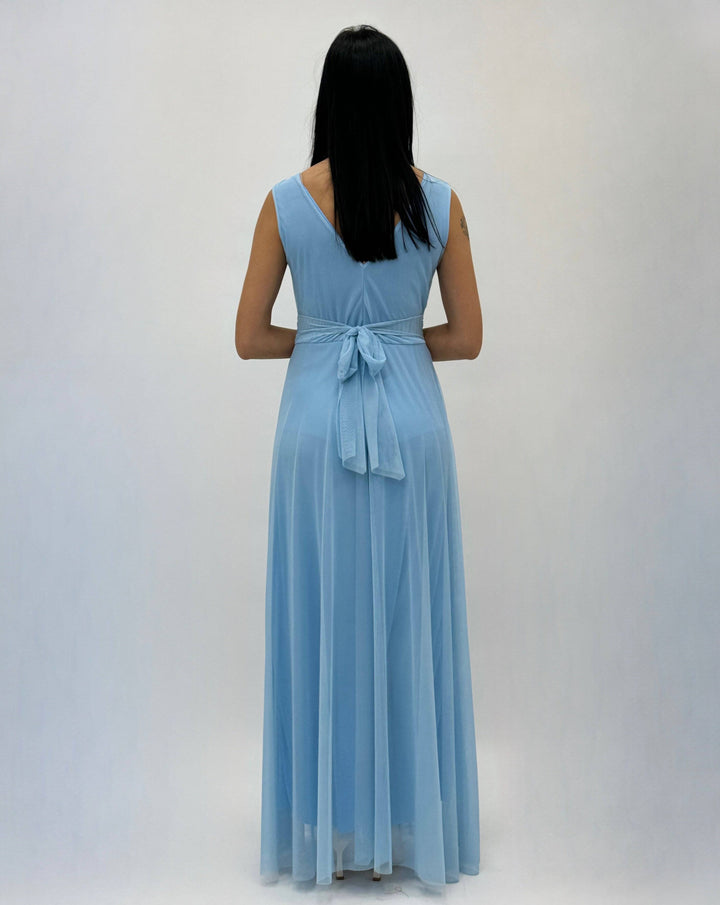 Emma & Rose Cape Town Jolien™ Arianna Dress abiti with flowing fabric and elegant design, shown on a model.