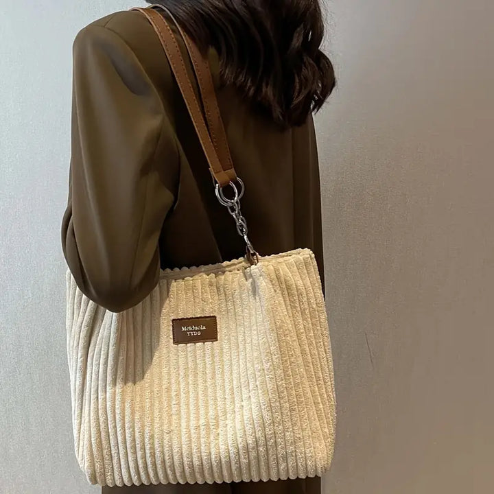 Alvhilde | Soft Ribbed Bag with Stylish Metal Chain