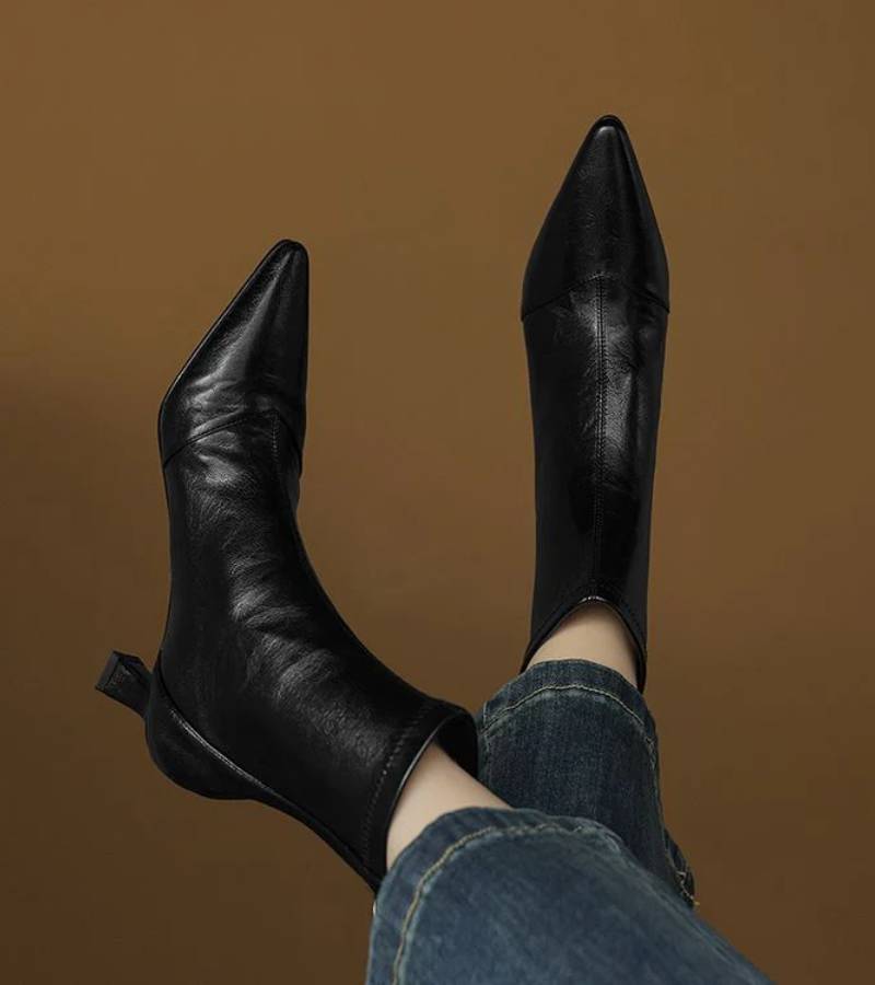 Fulvia | Minimal leather ankle boots with mid heel