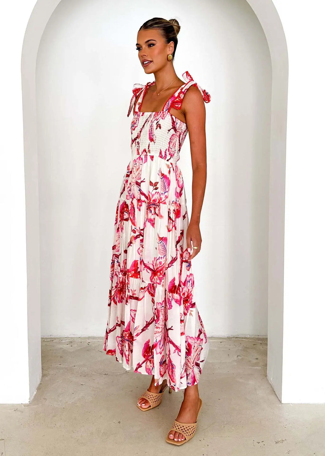 Amber - Casual strappy dress with elastic waist