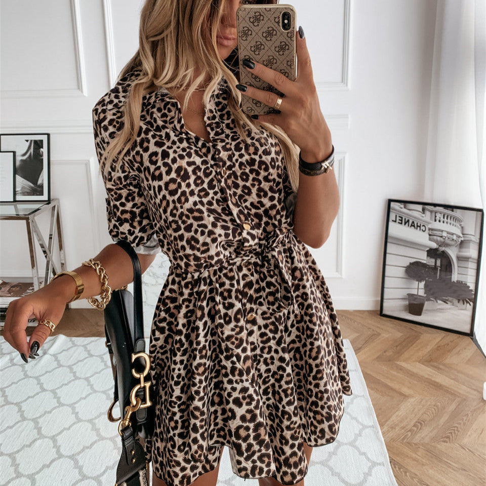 Short printed dress with vintage pattern | Ideal for autumn