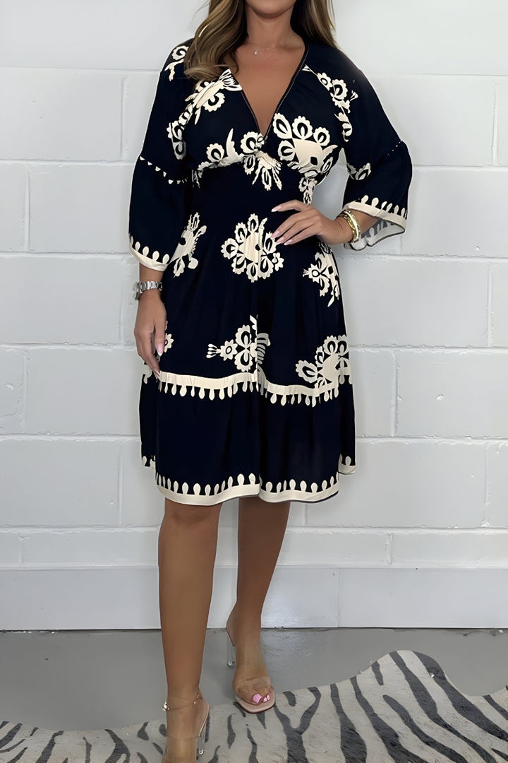 Elegant dress with pattern and V-neck – perfect for any occasion