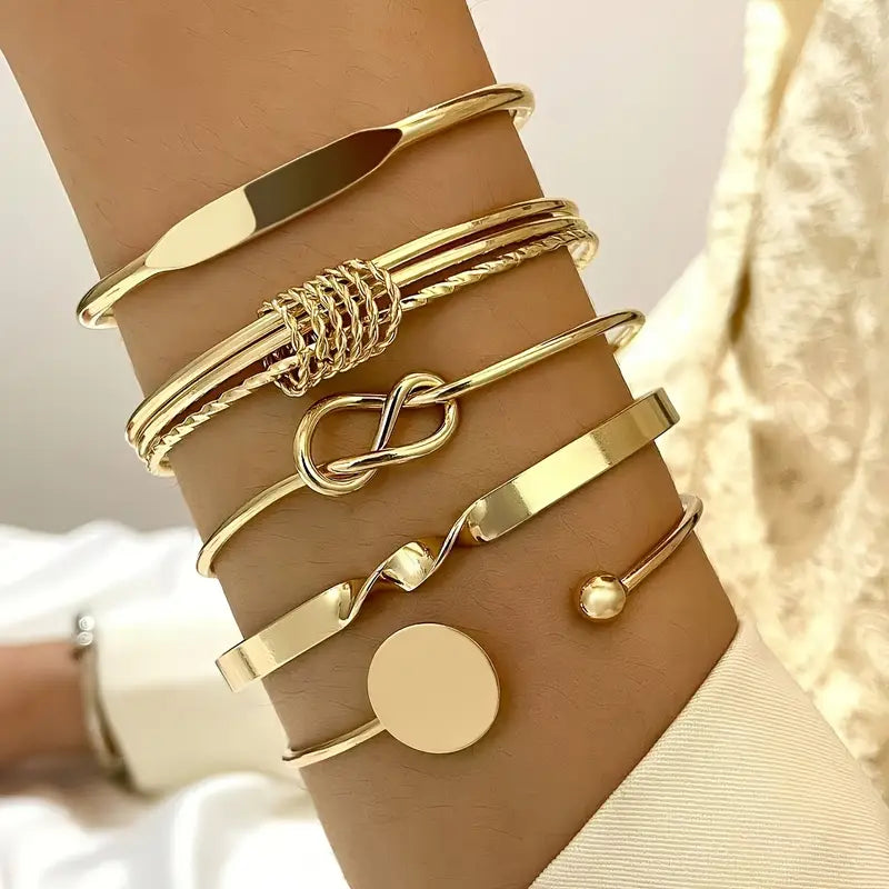 Elegance Knot Bracelet Gold - Elena Harper