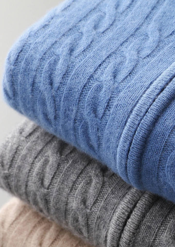 100% CASHMERE CABLE KNIT ZIPPER HOODIE.
