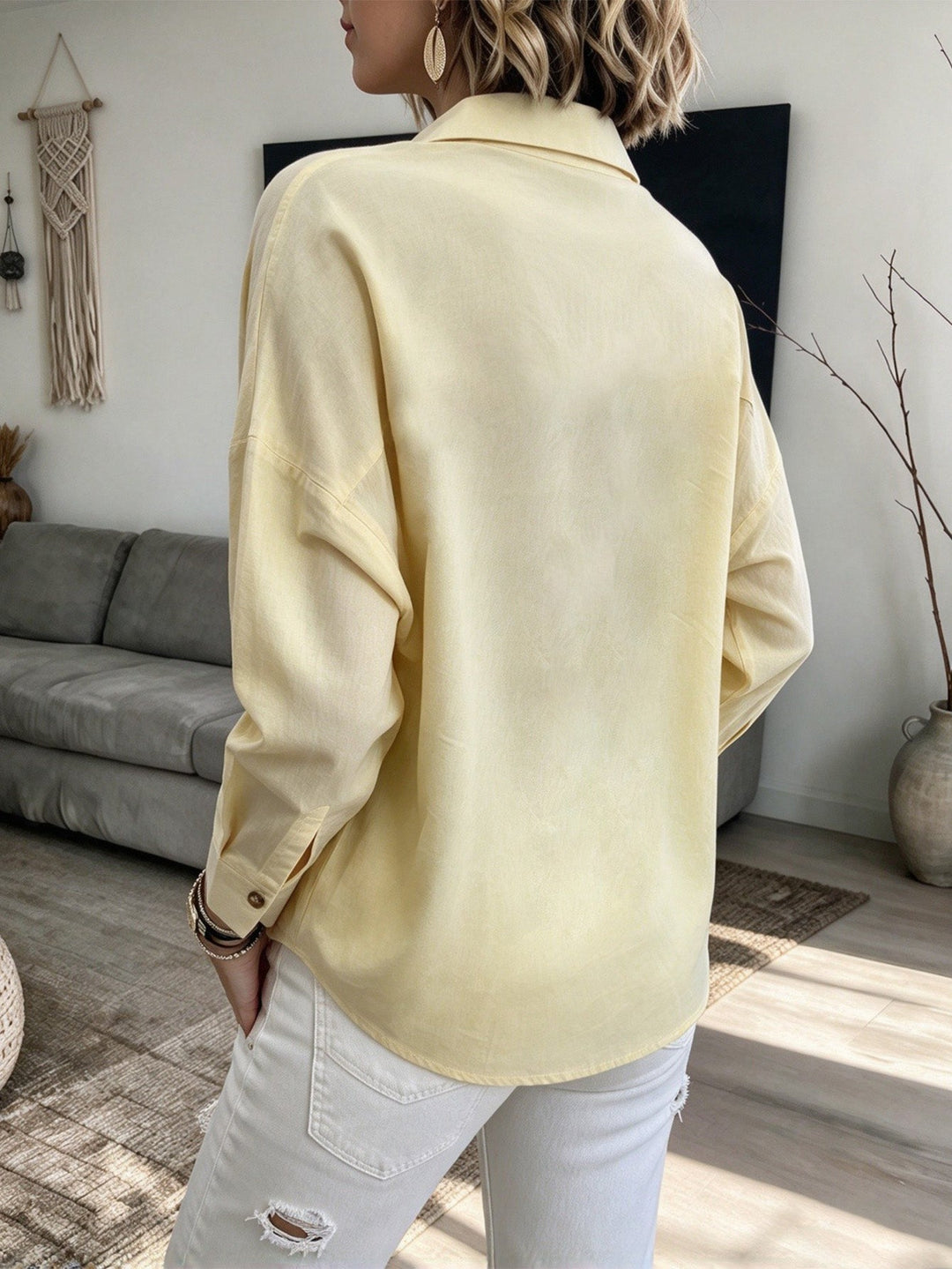 Button-up Women's Shirt with Pockets - Casual and Practical
