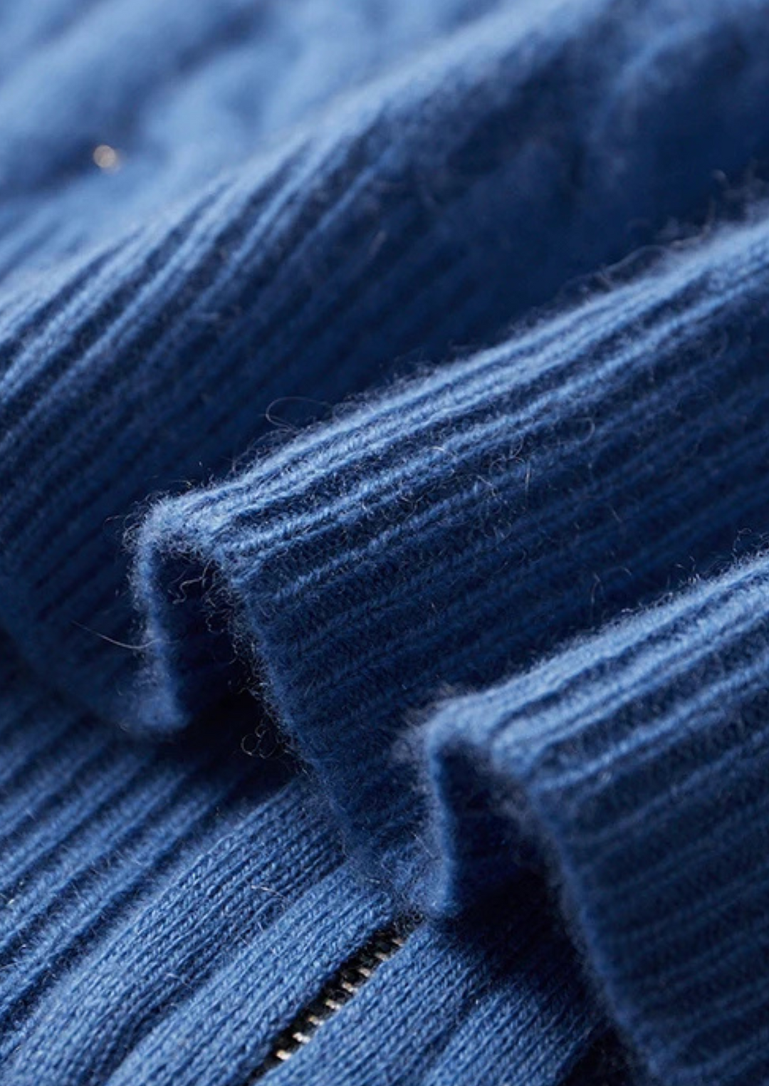 100% CASHMERE CABLE KNIT ZIPPER HOODIE.