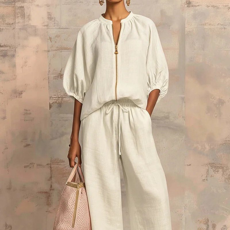 Fluid women's outfit with zip blouse and comfortable wide pants