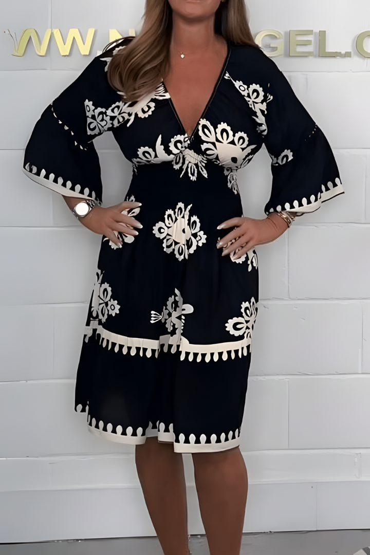 Elegant dress with pattern and V-neck – perfect for any occasion