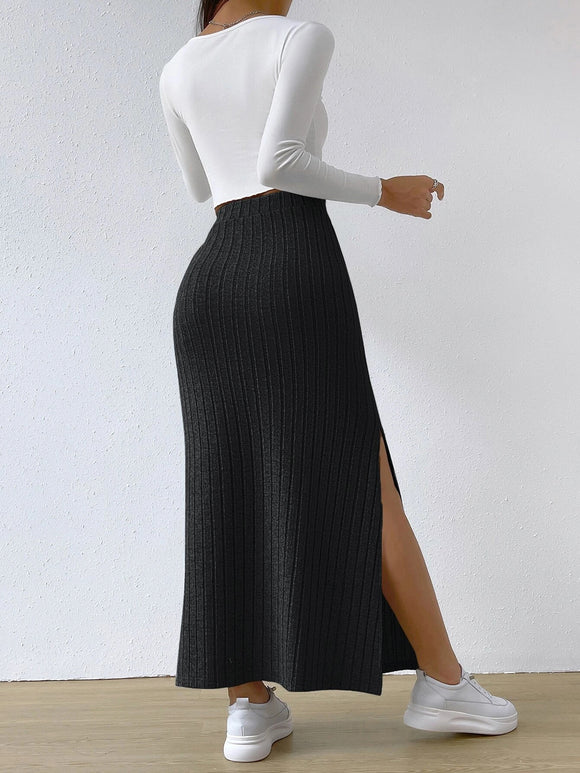 Knitted skirt with a comfortable and refined side slit, perfect for a casual and modern look