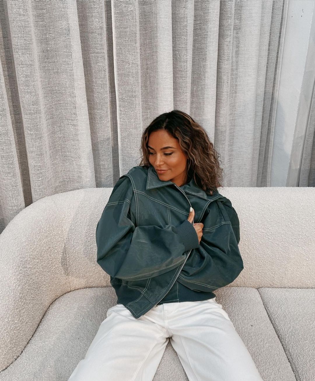 Oversized Women's Jacket with Zipper Closure – Modern Casual Style