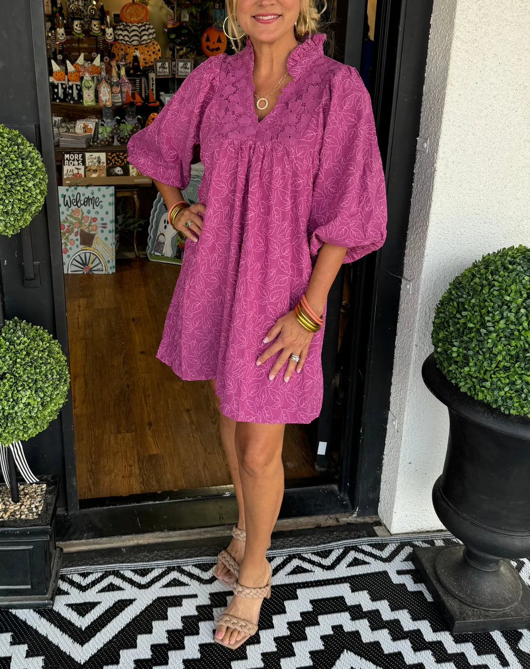 Short Women's Jacquard Dress with V-Neck and Puff Sleeves for Chic Elegant Style