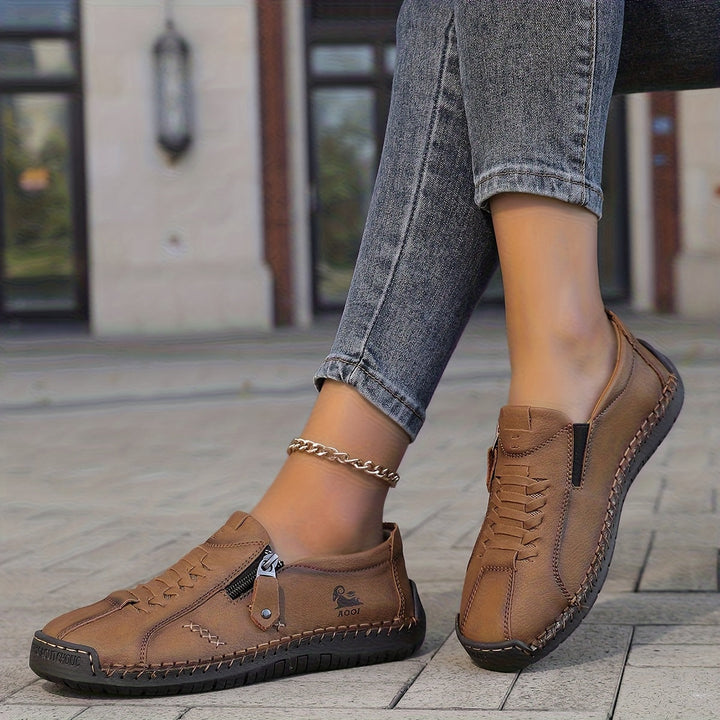Katherine – A refined comfort with a practical zip closure
