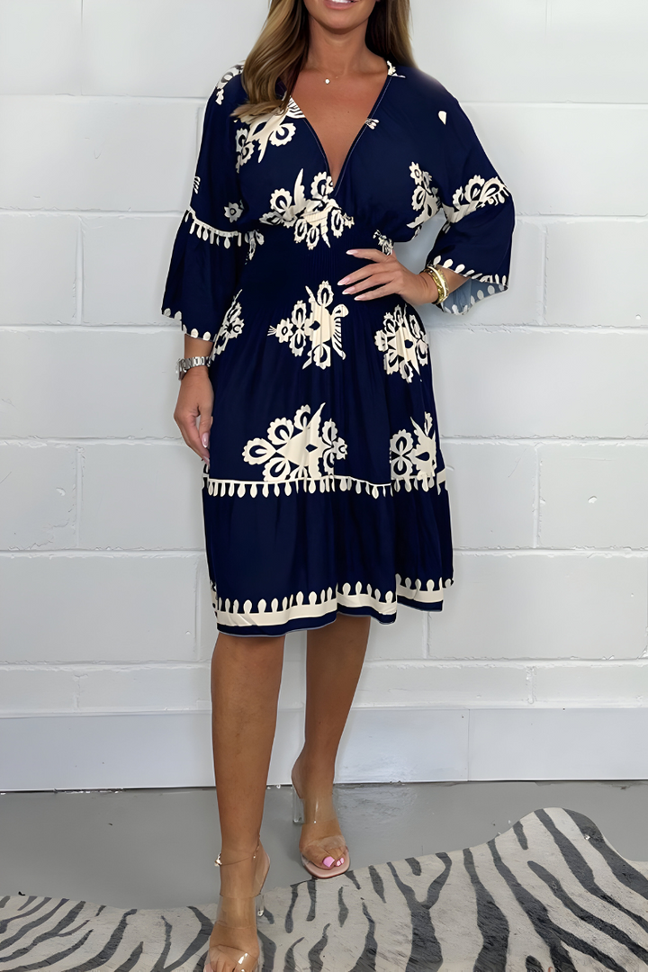 Elegant dress with pattern and V-neck – perfect for any occasion