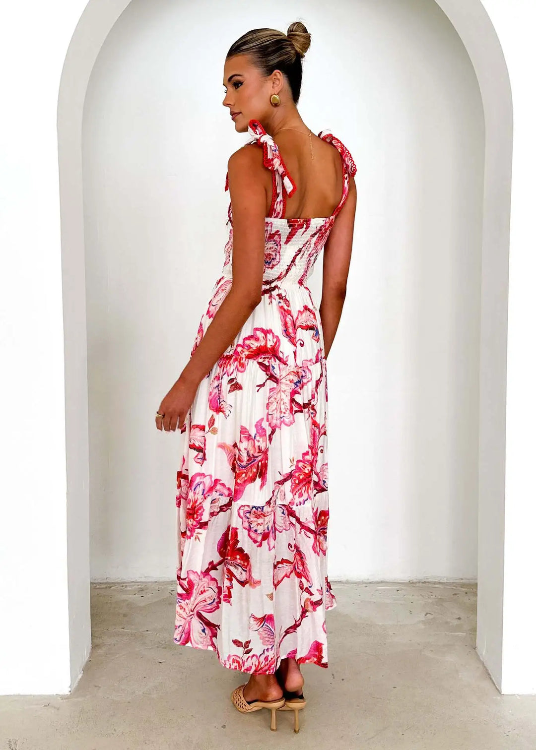Amber - Casual strappy dress with elastic waist