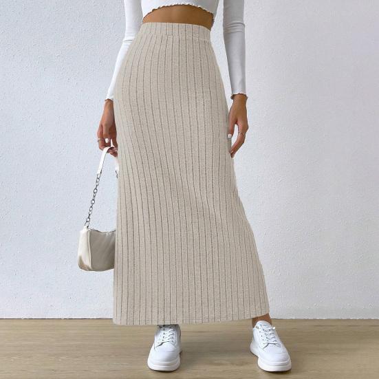 Knitted skirt with a comfortable and refined side slit, perfect for a casual and modern look