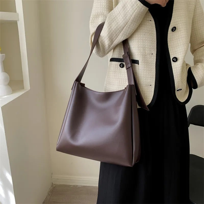 Asløg | Minimalist Shoulder Bag in Modern Cut