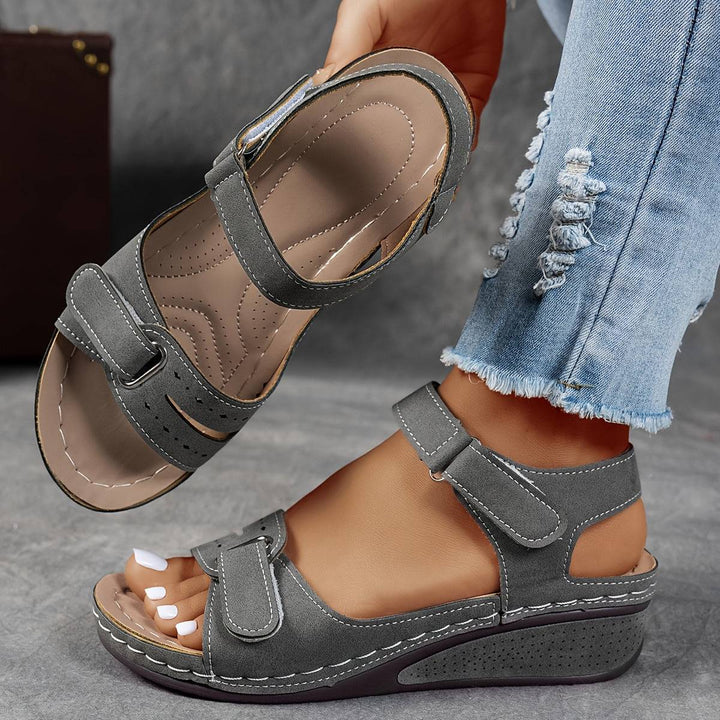 Emma & Rose Durban Célima™ trendy ergonomic sandal with stylish straps and cushioned sole, designed for comfort and modern fashion.