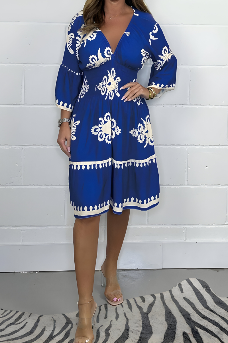 Elegant dress with pattern and V-neck – perfect for any occasion