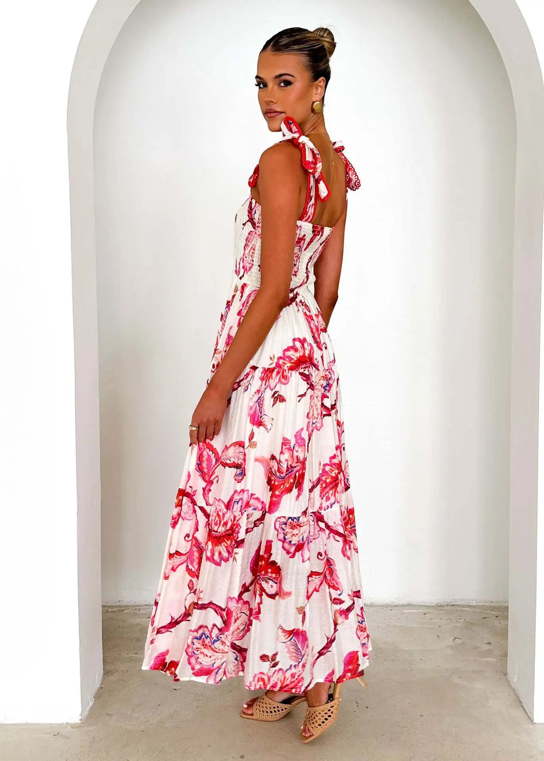 Amber - Casual strappy dress with elastic waist