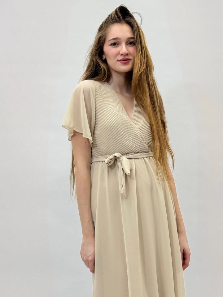 Emma & Rose Cape Town Margot™ flowing dress, lightweight abiti with elegant fabric and relaxed fit, showcased in a stylish outdoor setting.