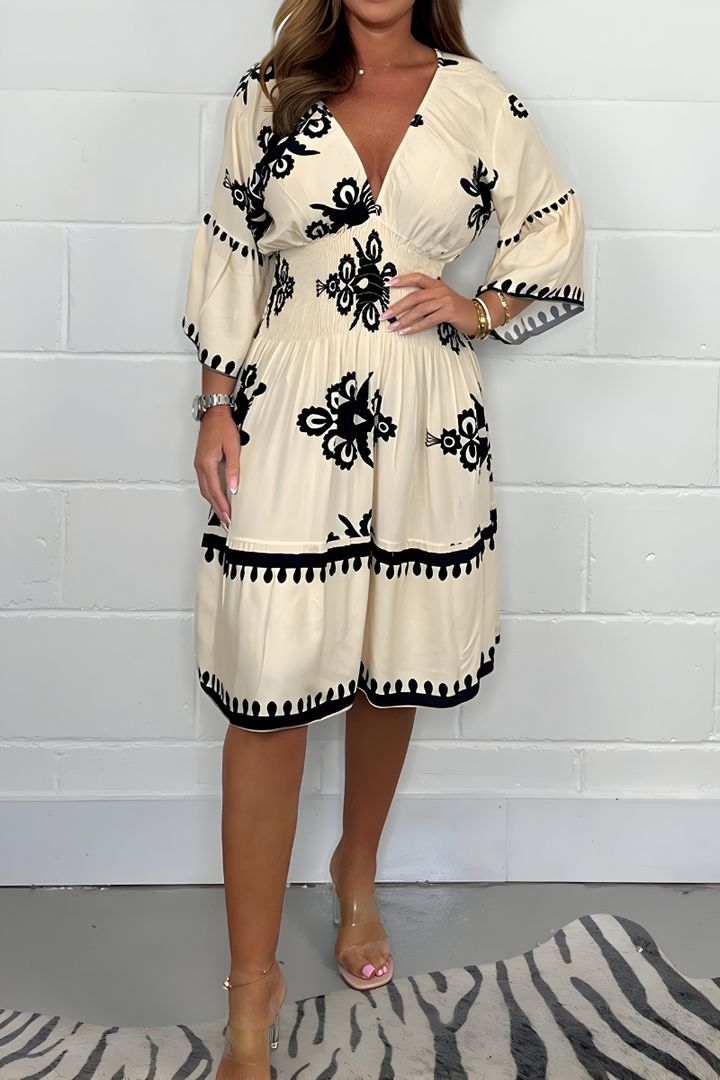 Elegant dress with pattern and V-neck – perfect for any occasion