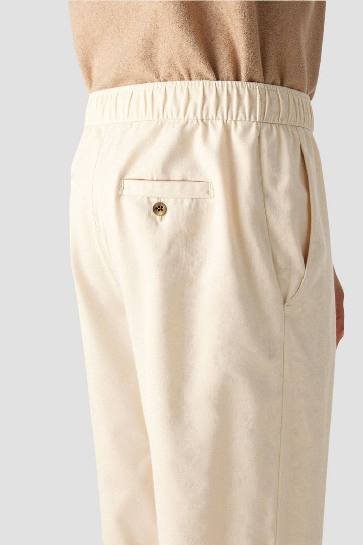 Emma & Rose Manhattan Stefan™ regular fit loose pants with a relaxed style, displayed in a neutral color on a model.