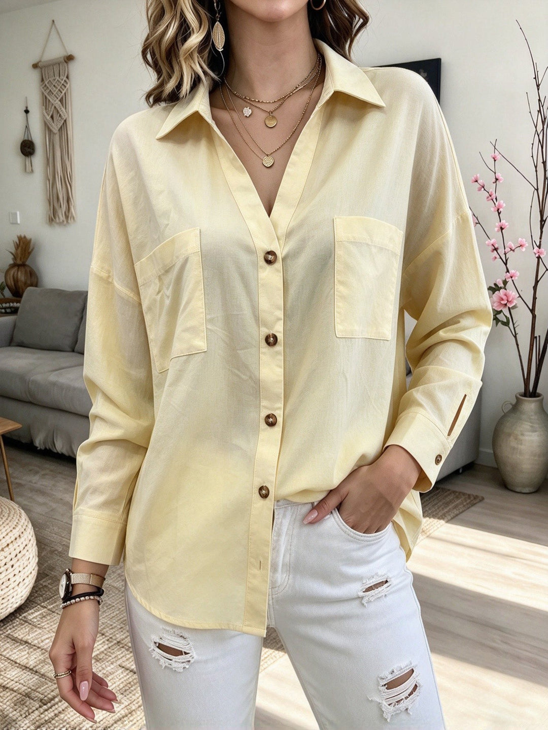 Button-up Women's Shirt with Pockets - Casual and Practical