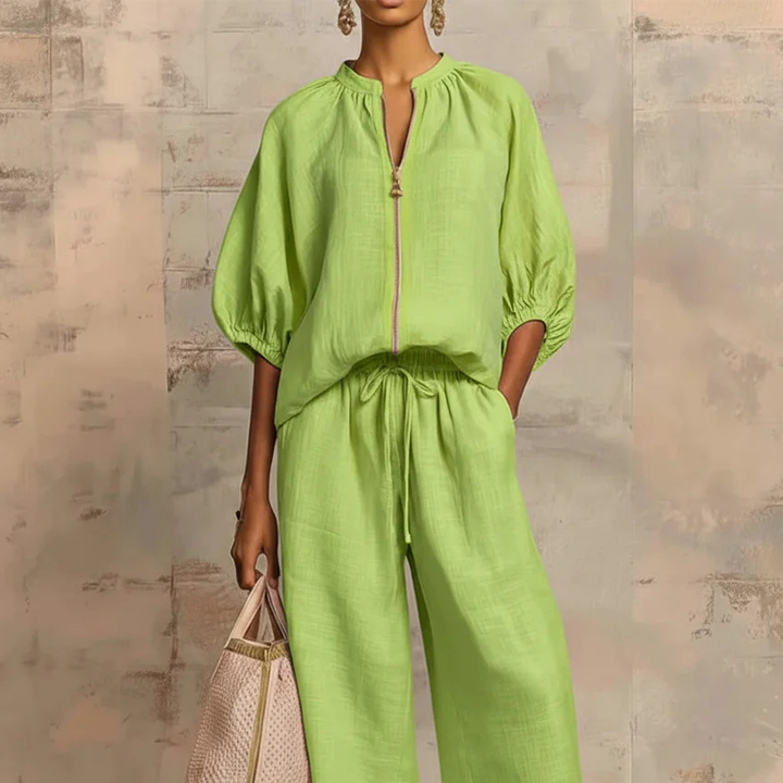 Fluid women's outfit with zip blouse and comfortable wide pants