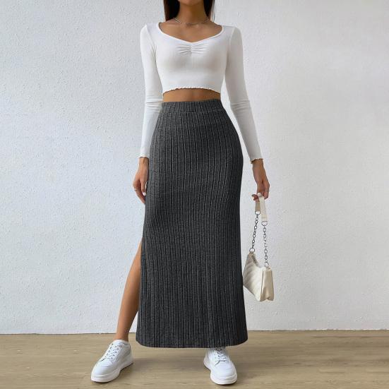 Knitted skirt with a comfortable and refined side slit, perfect for a casual and modern look