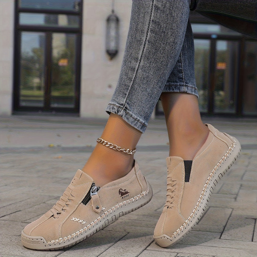 Katherine – A refined comfort with a practical zip closure