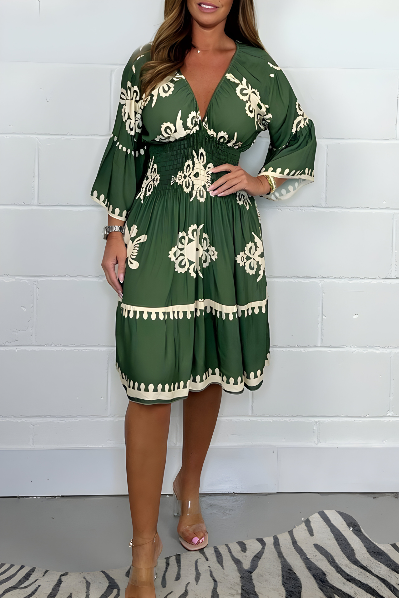 Elegant dress with pattern and V-neck – perfect for any occasion