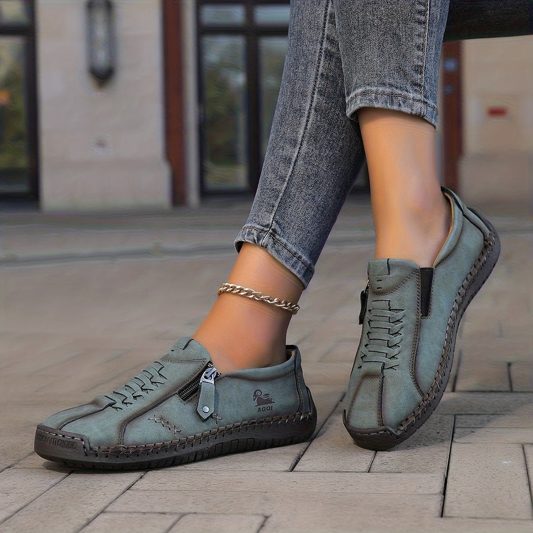 Katherine – A refined comfort with a practical zip closure