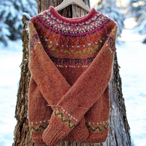 Rosa – Warm jumper with round knitted shoulder pattern