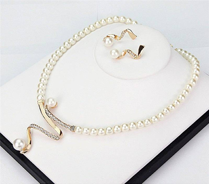 Maria™ pendant and earrings set by Emma & Rose Cape Town, featuring elegant jewelry with matching pendant and earrings.