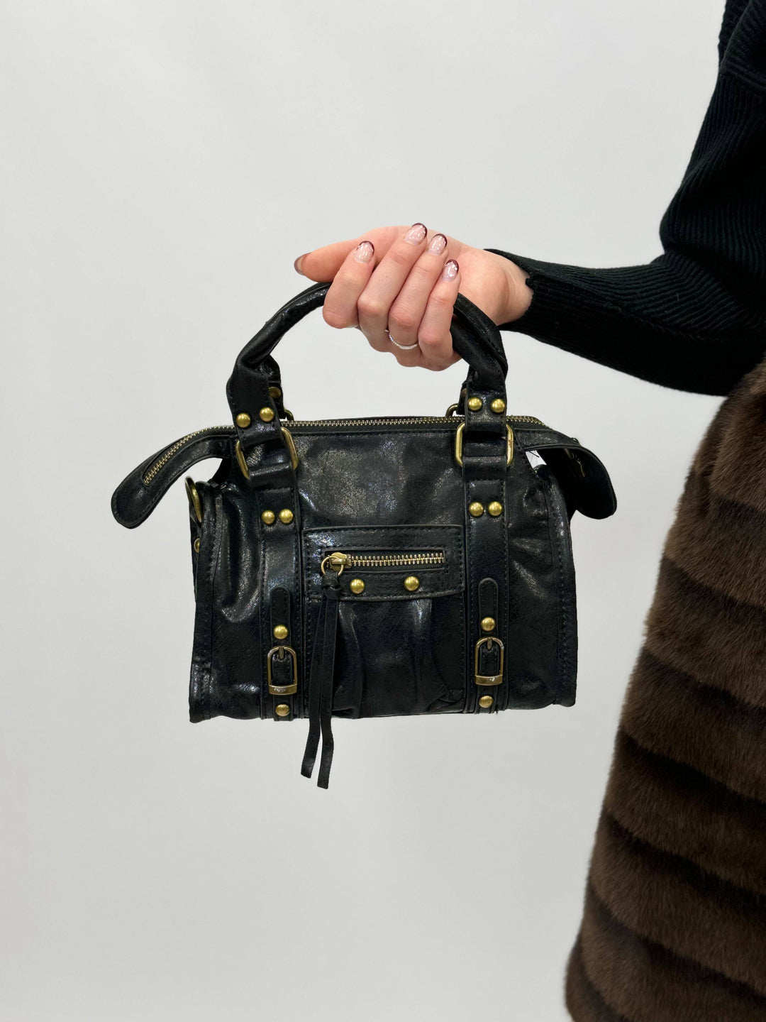 Genuine leather Lize™ handbag by Emma & Rose Cape Town, stylish borse with sleek design and top handle, in natural leather color.