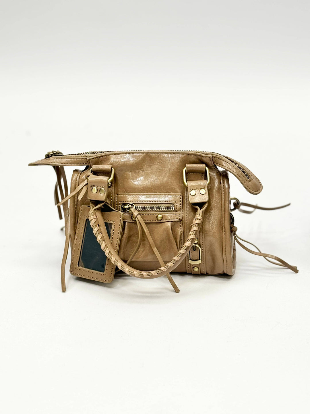 Elegant Emma & Rose Cape Town Lize™ genuine leather handbag with structured design and top handles, showcasing craftsmanship and style.
