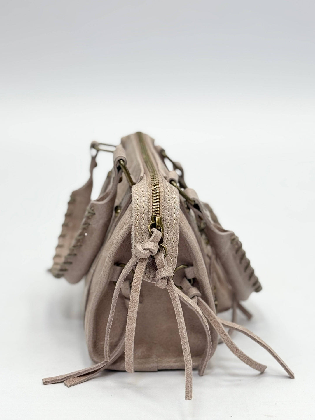 Emma & Rose Cape Town Daniëlle™ genuine leather Borsa with elegant design, showcasing a stylish Italian-made leather handbag.