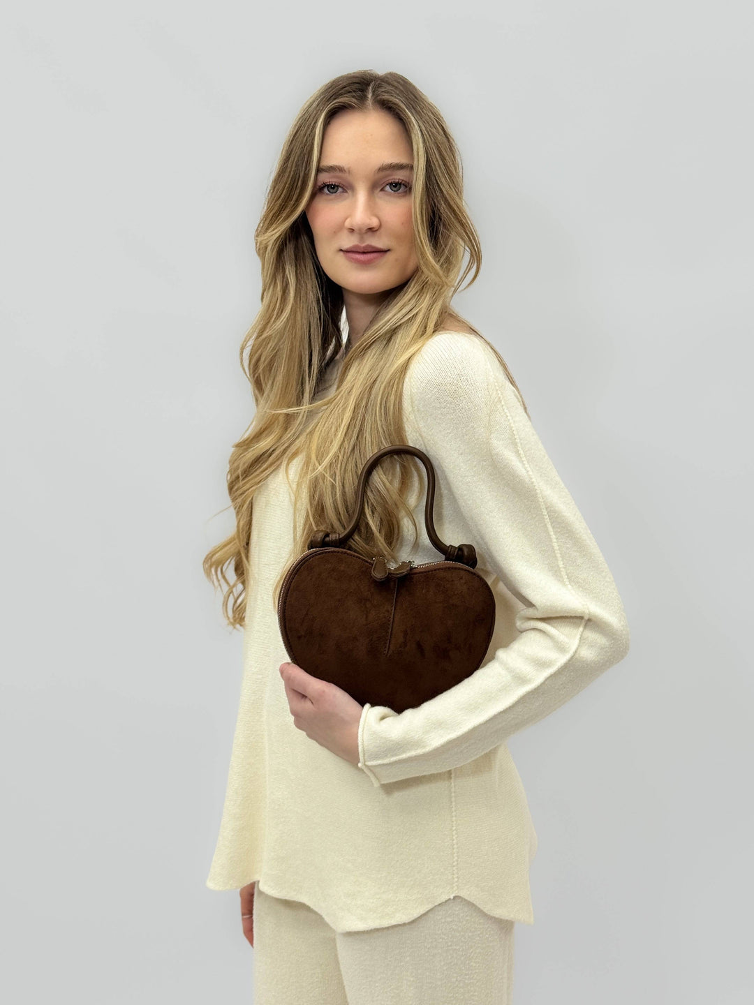 Greta™ Emma & Rose Cape Town heart-shaped suede effect chic borse with stylish design and elegant finish.