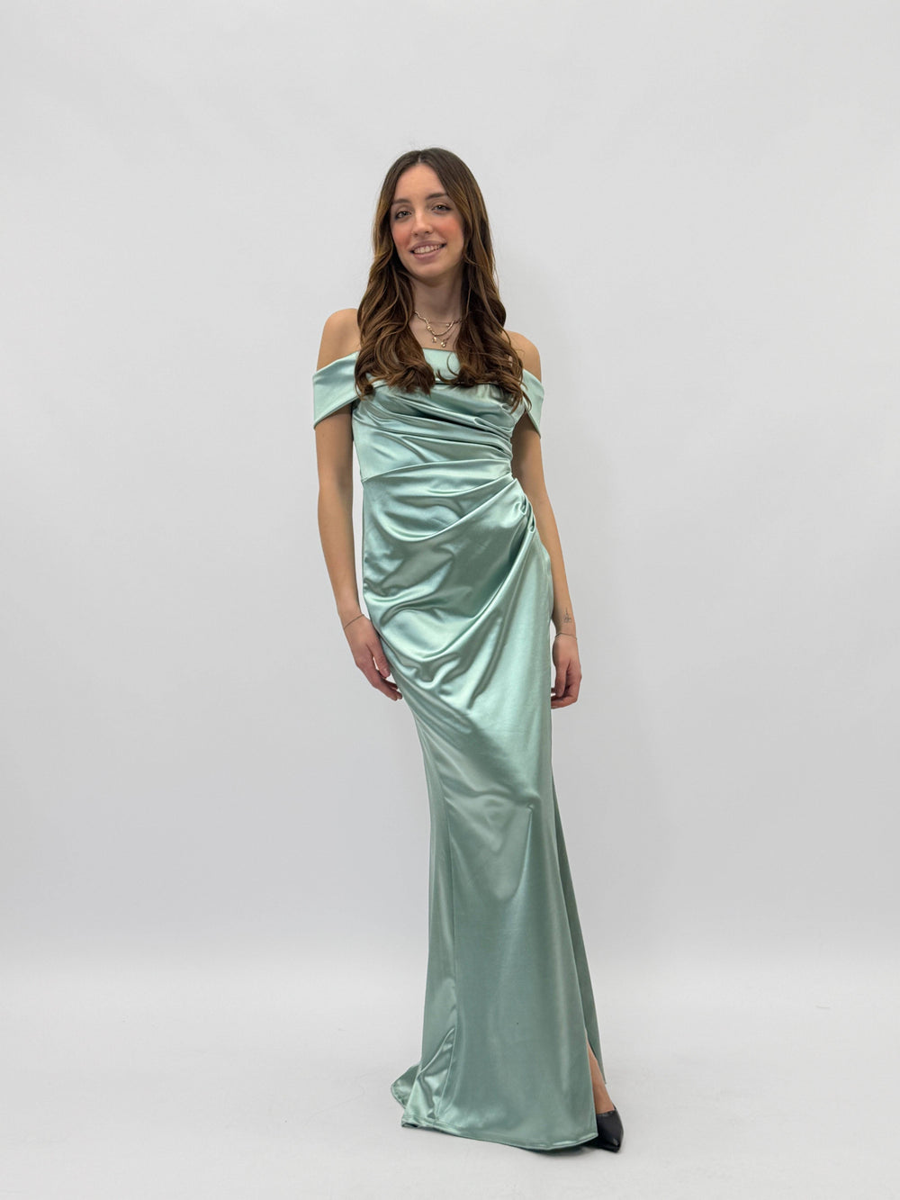 Emma & Rose Cape Town Look™ flowing dress, lightweight abiti with elegant drape and soft fabric, styled for casual or formal wear.