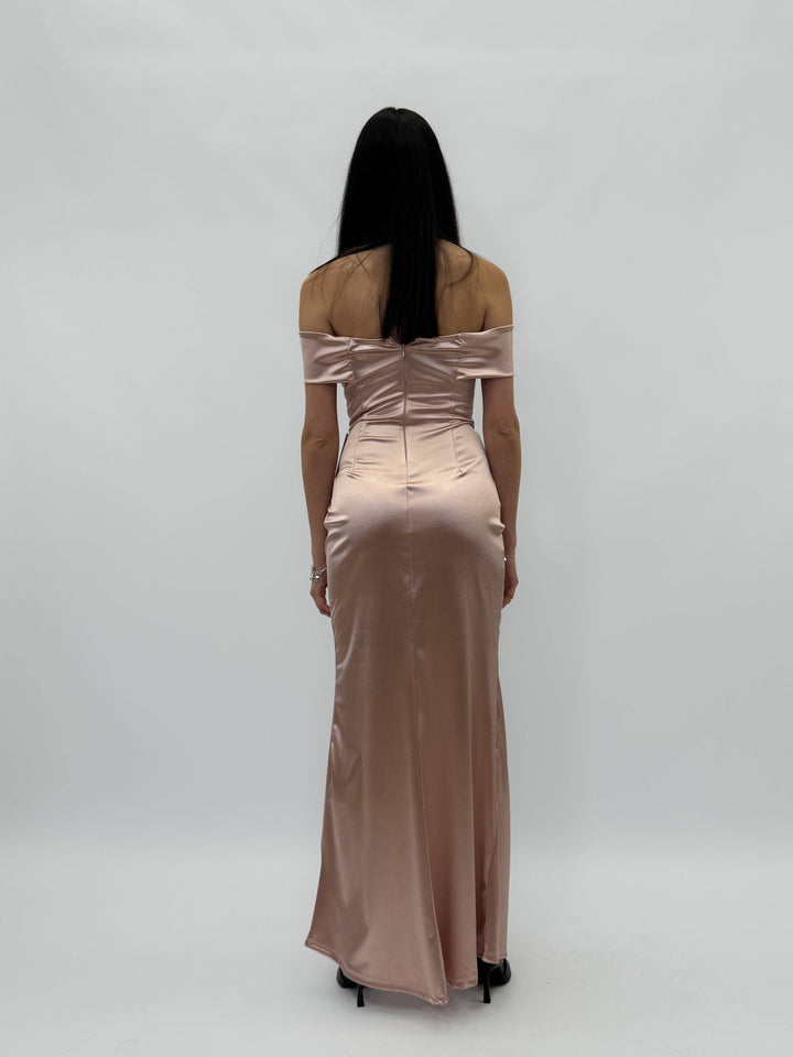 Emma & Rose Cape Town Look™ flowing dress, elegant abiti with soft fabric and stylish design, displayed on a model.