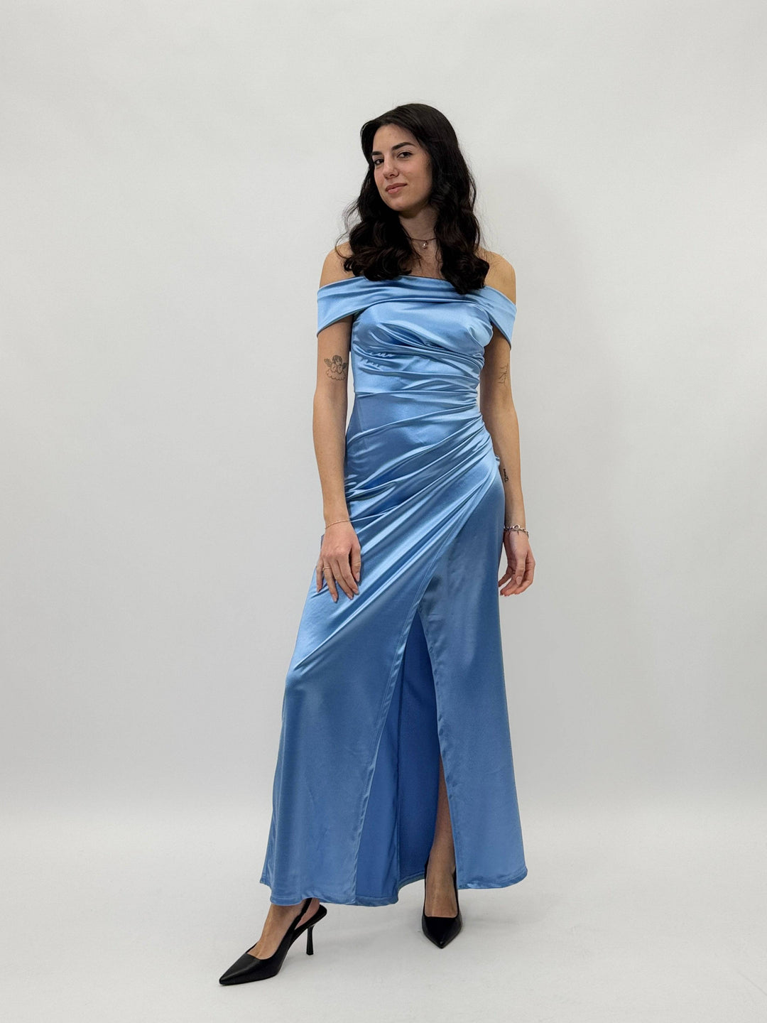 Flowing Look™ abiti dress by Emma & Rose Cape Town, featuring lightweight fabric and elegant design, shown in a stylish outdoor setting.