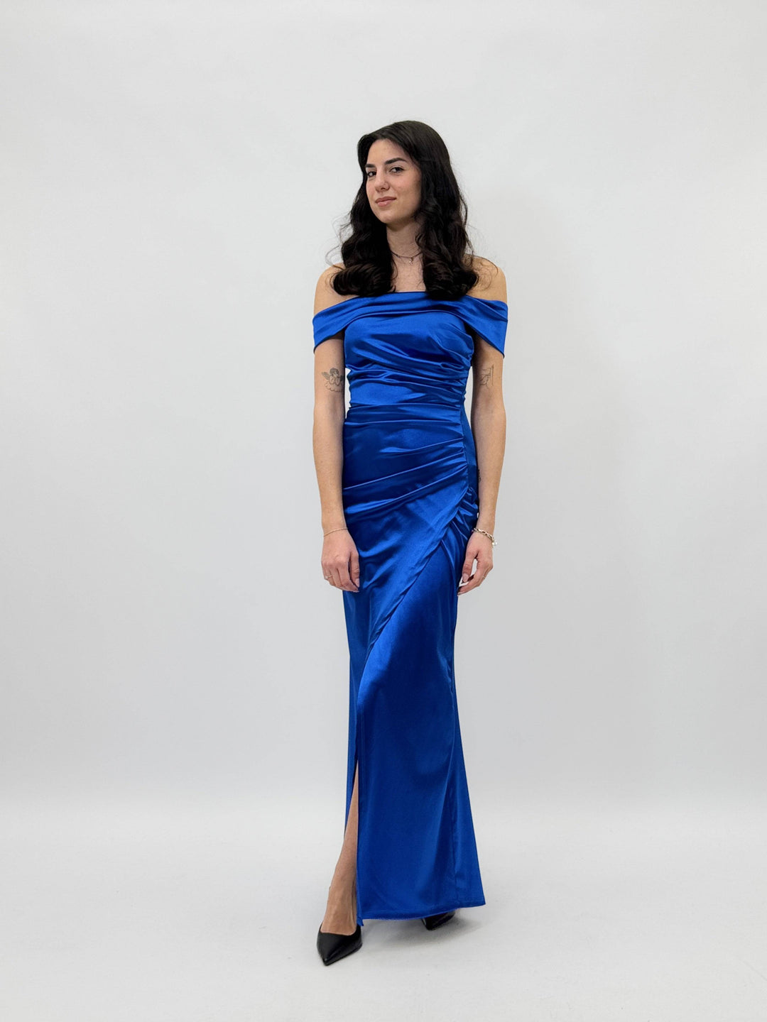 Flowing Look™ dress by Emma & Rose Cape Town, elegant abiti with soft fabric and stylish design, shown on a model.