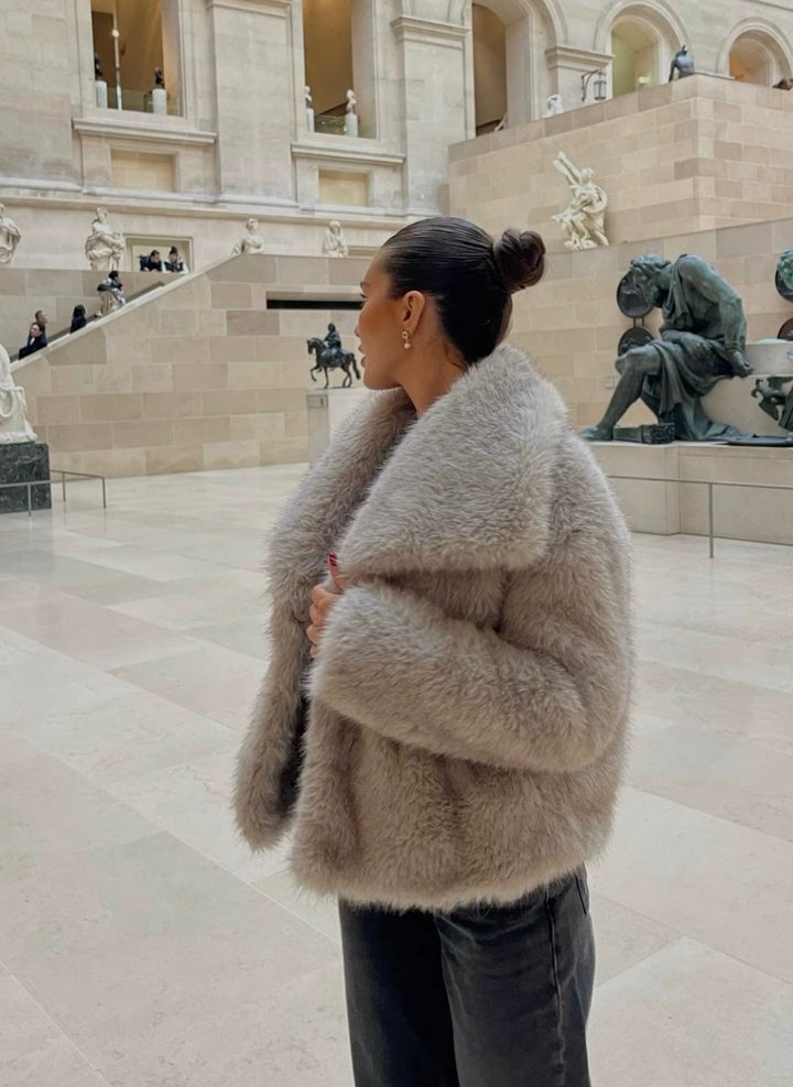 Véronique - Chic Short Fur Coat