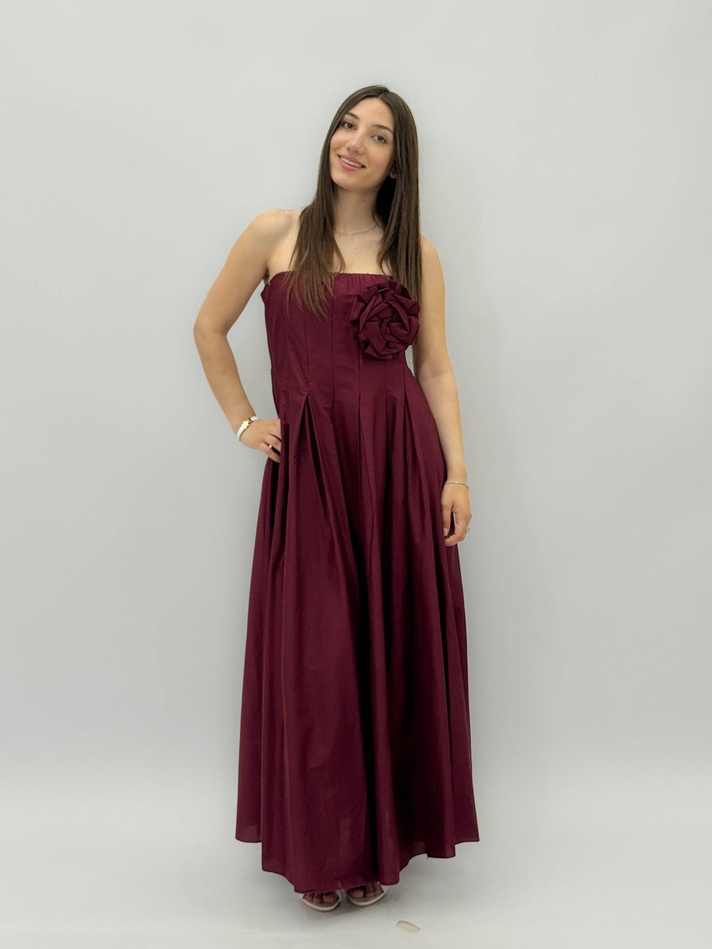 Flora™ flowing dress by Emma & Rose Cape Town, lightweight abiti with floral pattern and elegant design, displayed on mannequin.