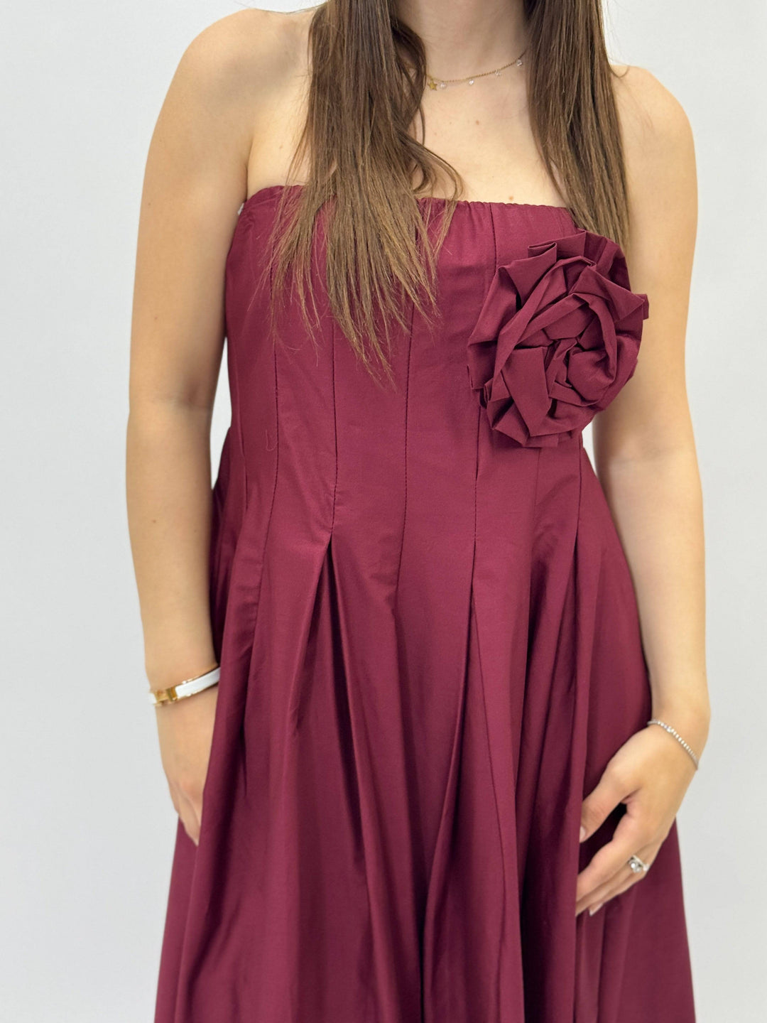 Flowing Flora™ dress by Emma & Rose Cape Town, elegant abiti with floral pattern and flowing fabric, worn by a model.