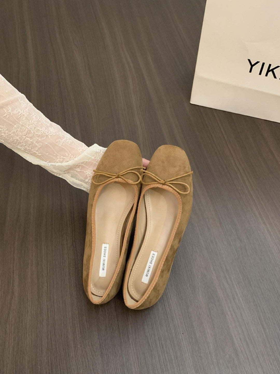 Women's Ballerinas with Delicate Bow Detail