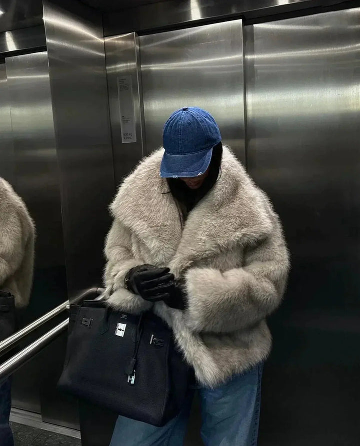 Véronique - Chic Short Fur Coat