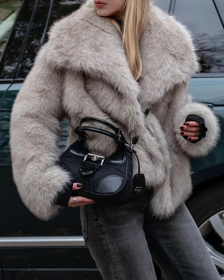 Véronique - Chic Short Fur Coat
