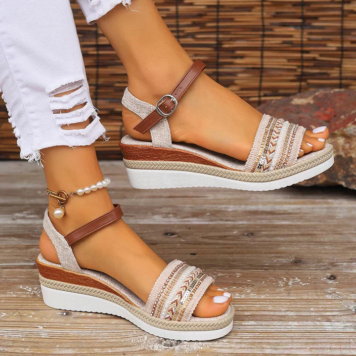 Claudia | Relaxed wedge sandals with straps and buckle fastening